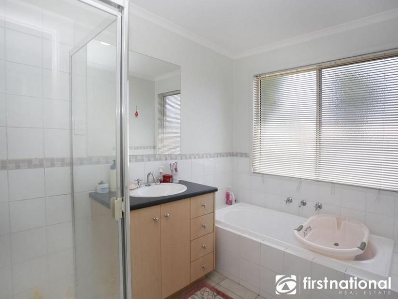 8 Hallmark Drive, Narre Warren South VIC 3805