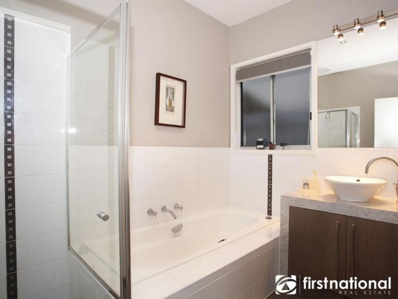 18 Lyrebird Gardens, Berwick VIC 3806