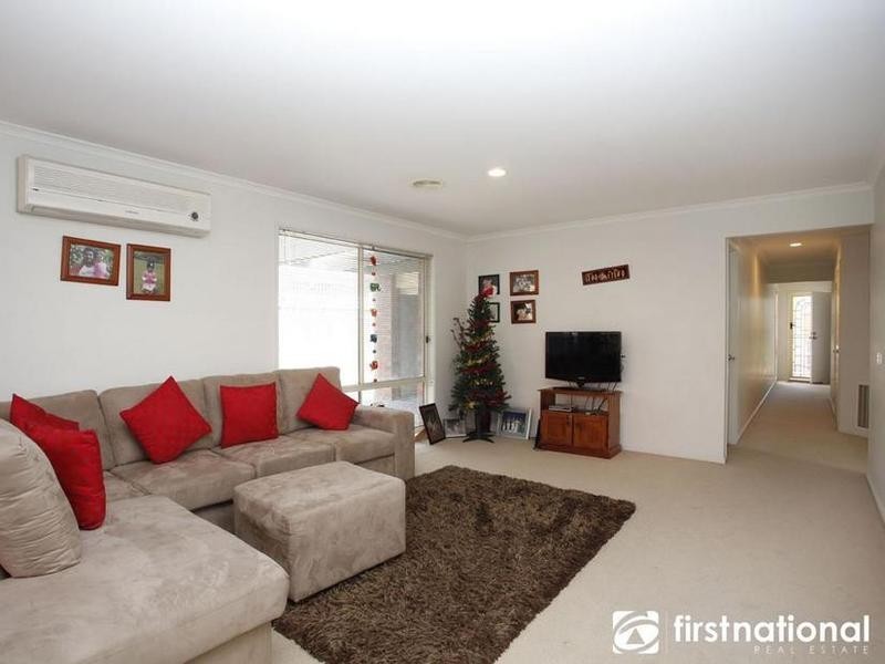 8 Hallmark Drive, Narre Warren South VIC 3805