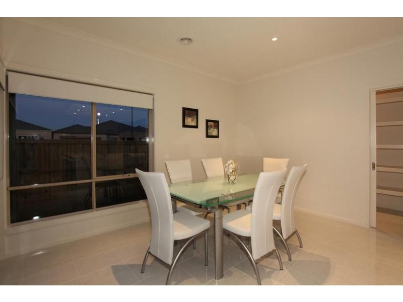 48 Mountainview Boulevard, Cranbourne North VIC 3977