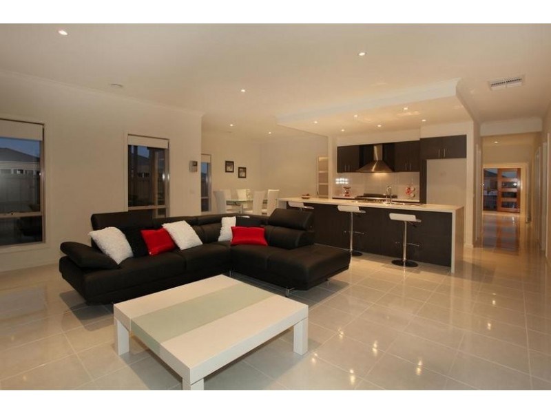 48 Mountainview Boulevard, Cranbourne North VIC 3977