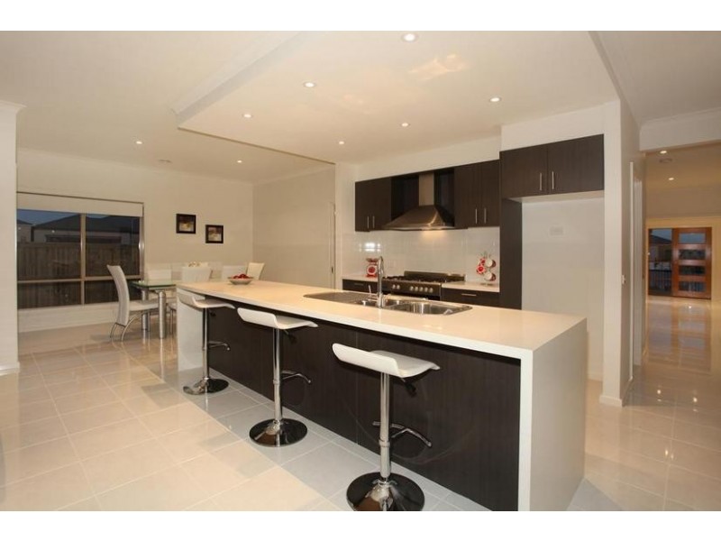 48 Mountainview Boulevard, Cranbourne North VIC 3977