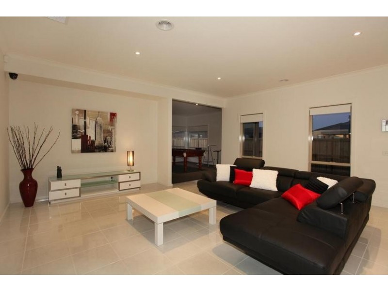 48 Mountainview Boulevard, Cranbourne North VIC 3977