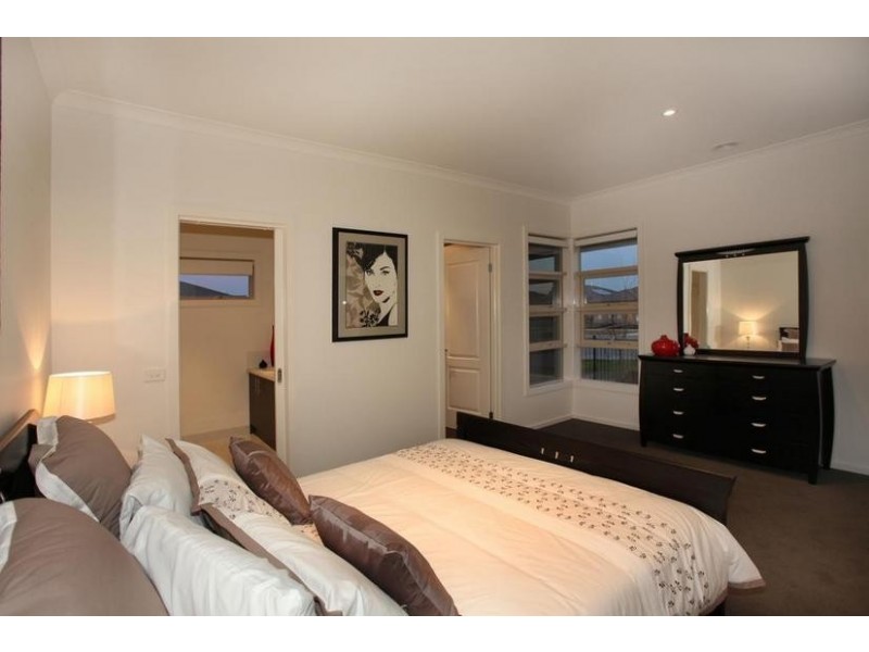 48 Mountainview Boulevard, Cranbourne North VIC 3977