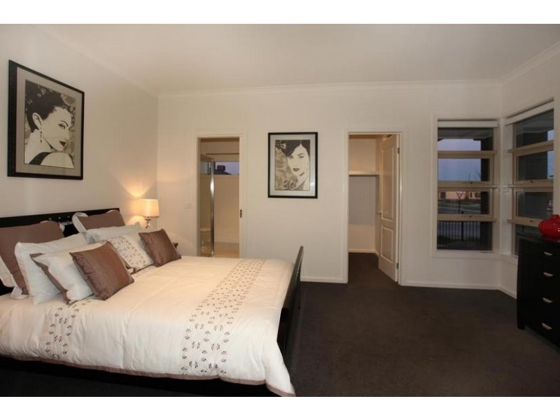 48 Mountainview Boulevard, Cranbourne North VIC 3977