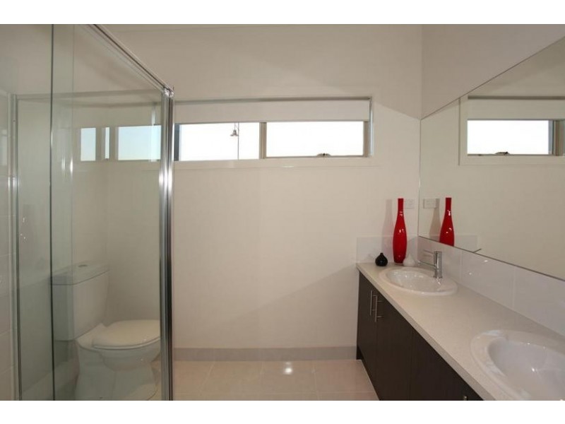 48 Mountainview Boulevard, Cranbourne North VIC 3977