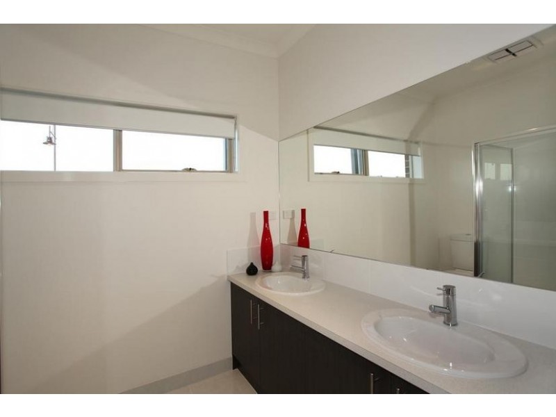 48 Mountainview Boulevard, Cranbourne North VIC 3977