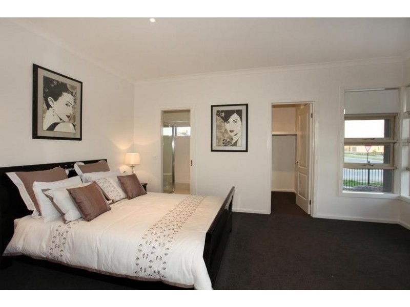 48 Mountainview Boulevard, Cranbourne North VIC 3977