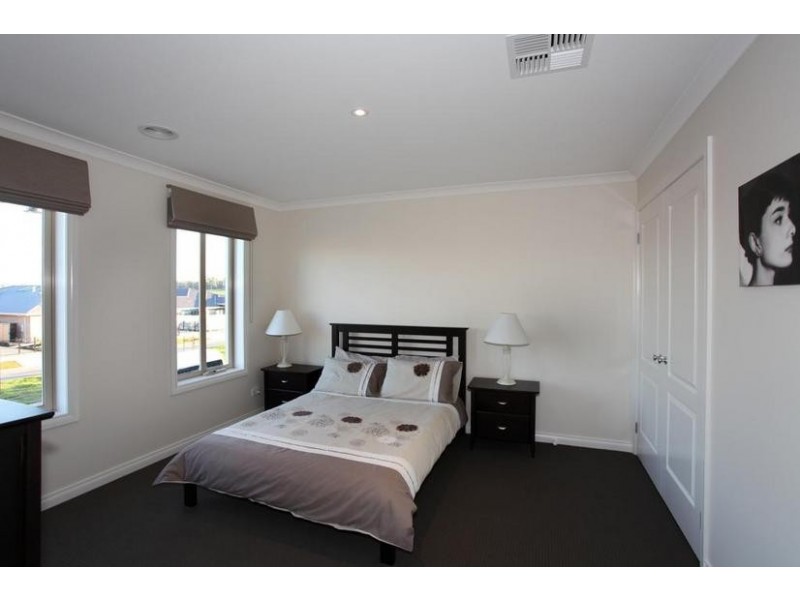 48 Mountainview Boulevard, Cranbourne North VIC 3977