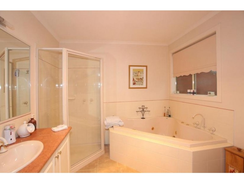 12 Livingstone Boulevard, Pakenham VIC 3810