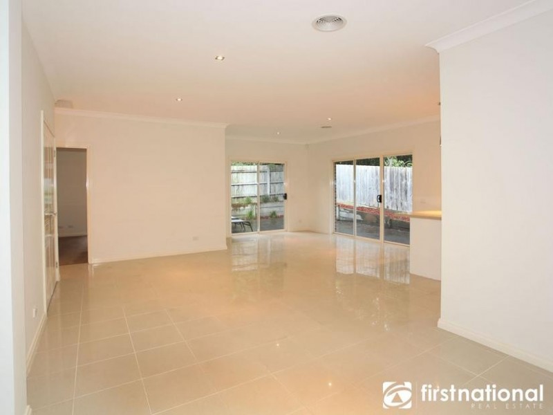 2/10 York Road, Berwick VIC 3806