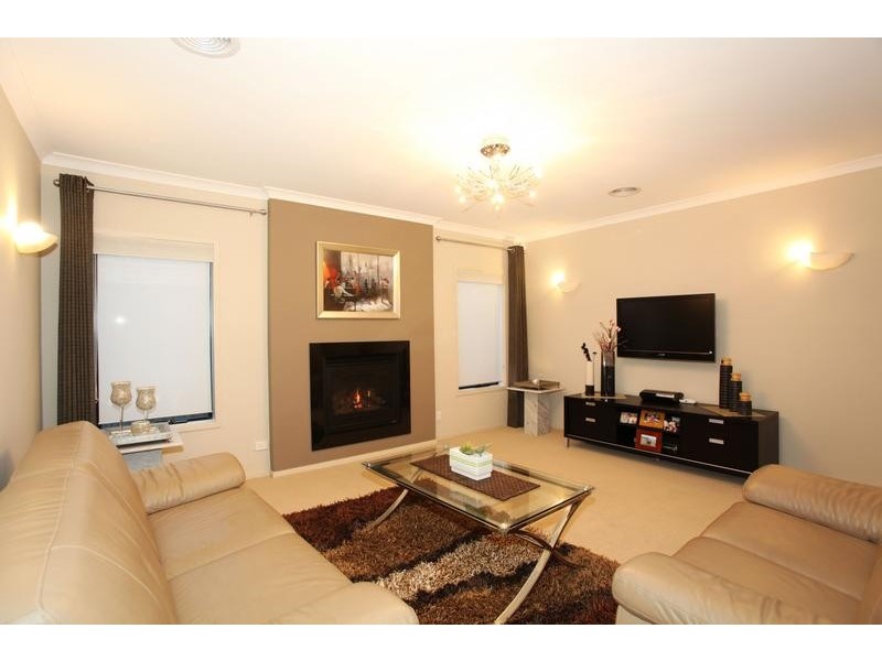 8 Baddeley Circuit, Cranbourne North VIC 3977