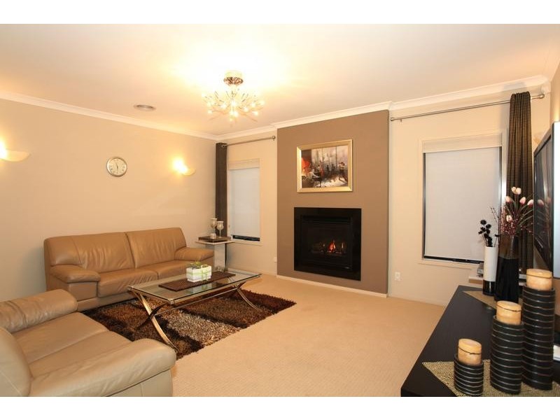 8 Baddeley Circuit, Cranbourne North VIC 3977