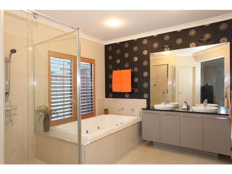 8 Baddeley Circuit, Cranbourne North VIC 3977