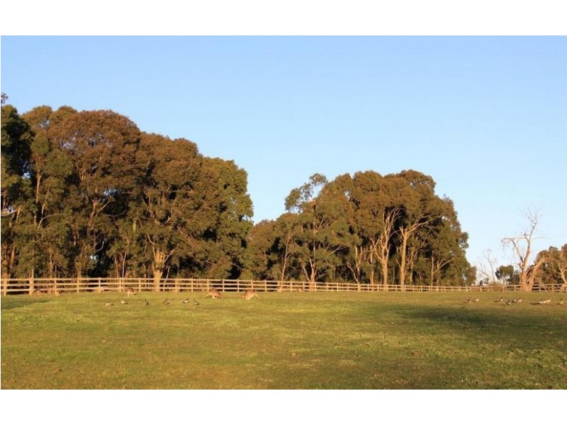 11 & 12 Oaks Court, Lysterfield South VIC 3156