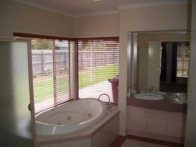 50 Galloway Drive, Narre Warren South VIC 3805