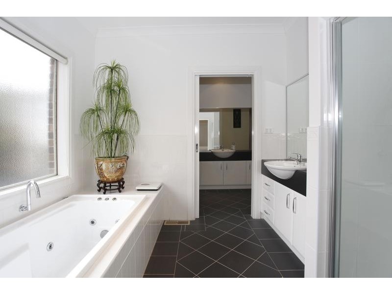 13 Kallara Crescent, Narre Warren VIC 3805