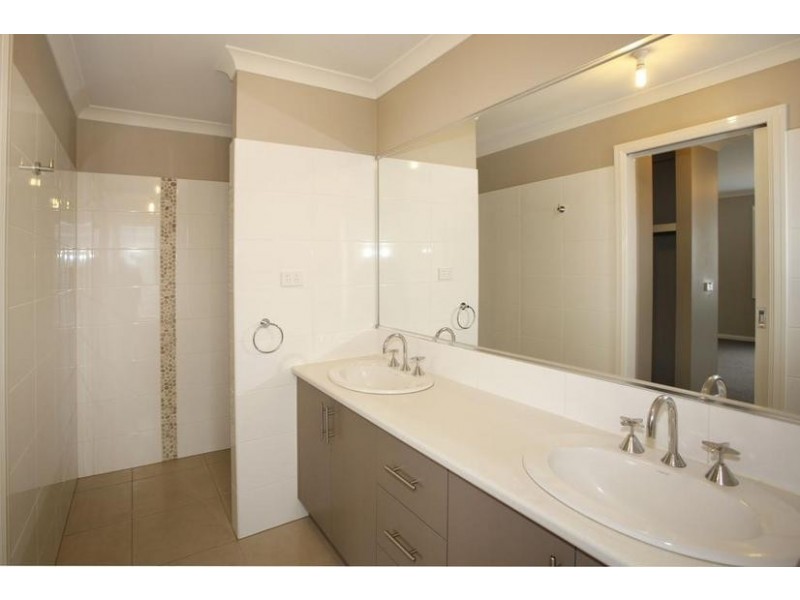 18 Lucerne Circuit, Pakenham VIC 3810