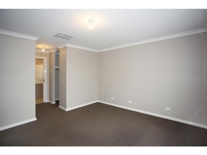 18 Lucerne Circuit, Pakenham VIC 3810