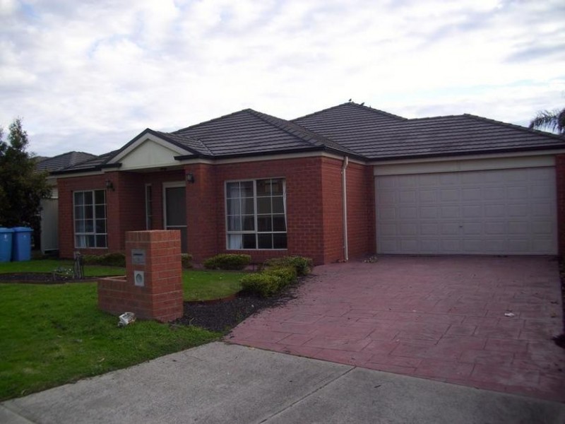 16 Cardiff Grove, Cranbourne East VIC 3977