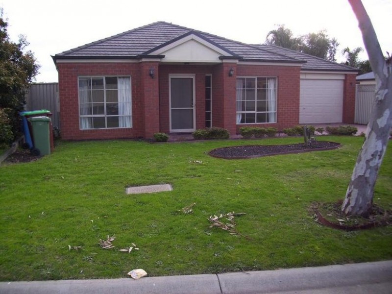 16 Cardiff Grove, Cranbourne East VIC 3977