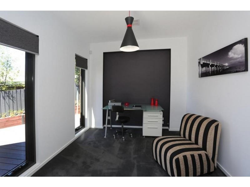 2/33 Harkaway Road, Berwick VIC 3806