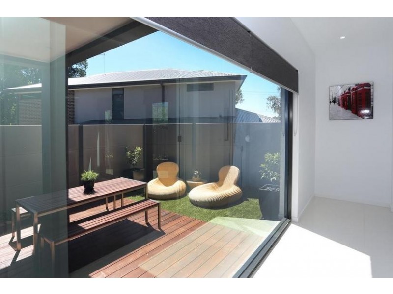 2/33 Harkaway Road, Berwick VIC 3806