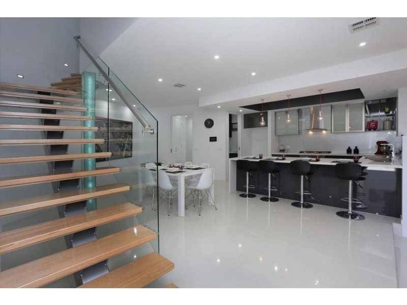 2/33 Harkaway Road, Berwick VIC 3806