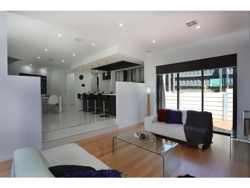 2/33 Harkaway Road, Berwick VIC 3806