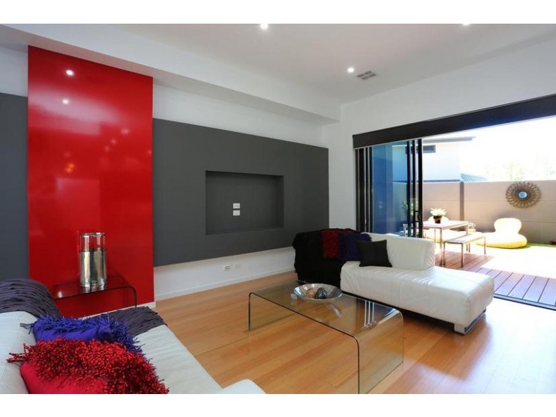 2/33 Harkaway Road, Berwick VIC 3806