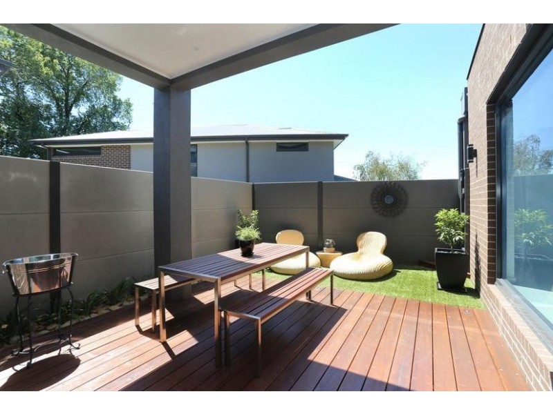 2/33 Harkaway Road, Berwick VIC 3806