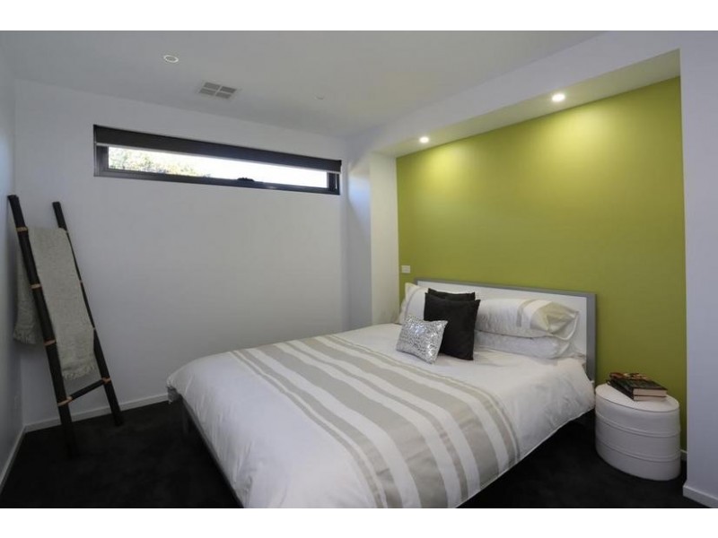 2/33 Harkaway Road, Berwick VIC 3806