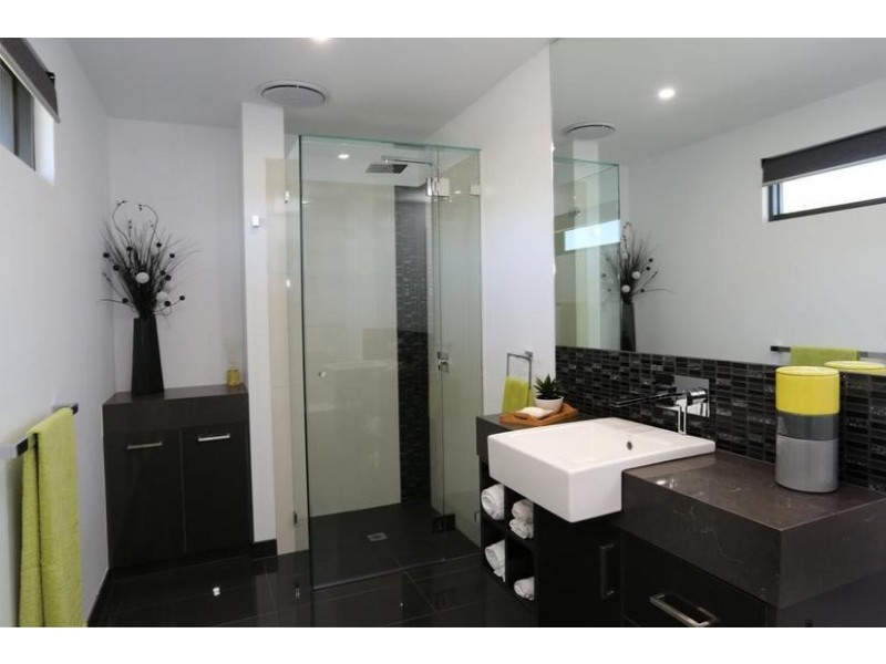 2/33 Harkaway Road, Berwick VIC 3806