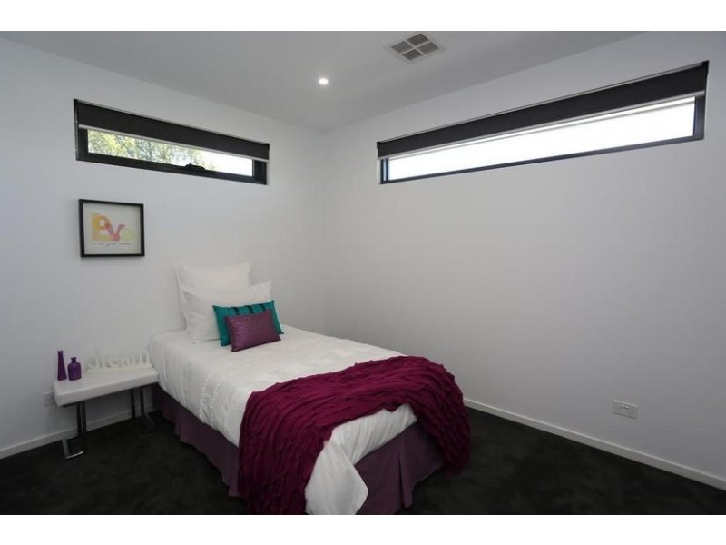 2/33 Harkaway Road, Berwick VIC 3806