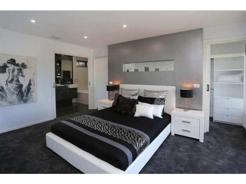 2/33 Harkaway Road, Berwick VIC 3806