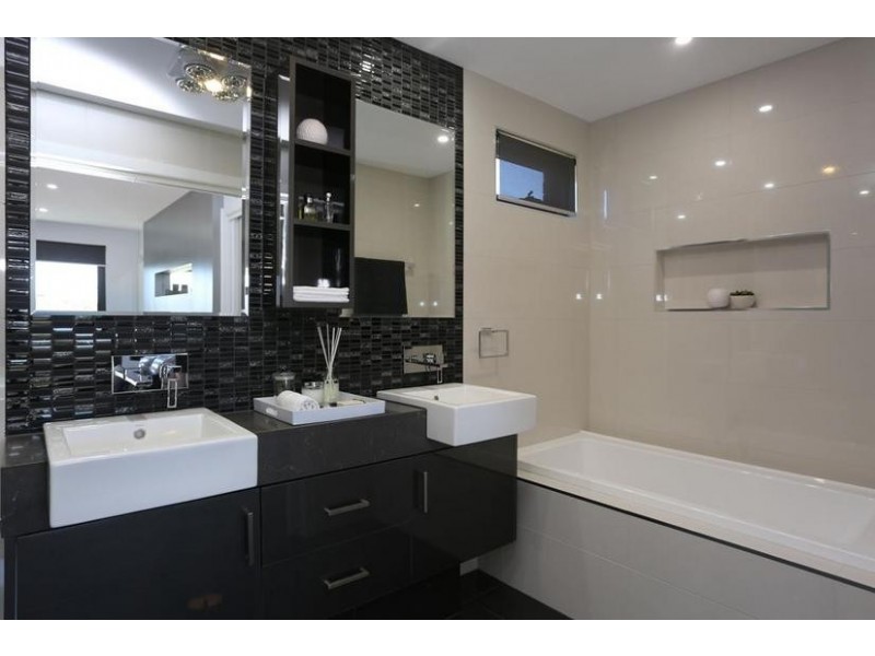 2/33 Harkaway Road, Berwick VIC 3806