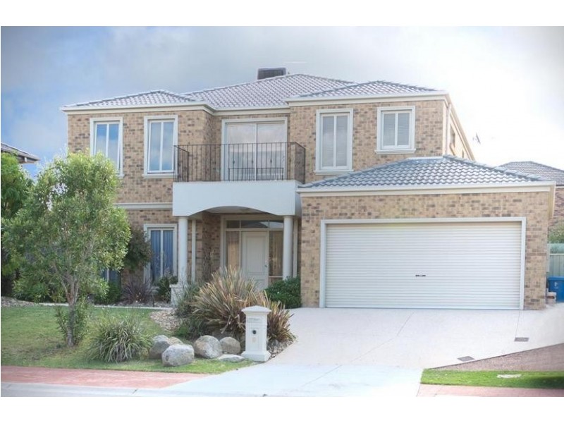 8 McNair Court, Berwick VIC 3806