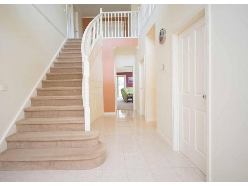 8 McNair Court, Berwick VIC 3806