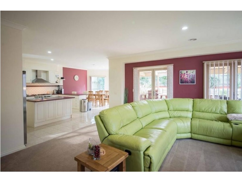 8 McNair Court, Berwick VIC 3806