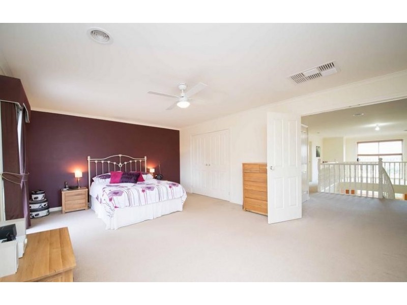 8 McNair Court, Berwick VIC 3806