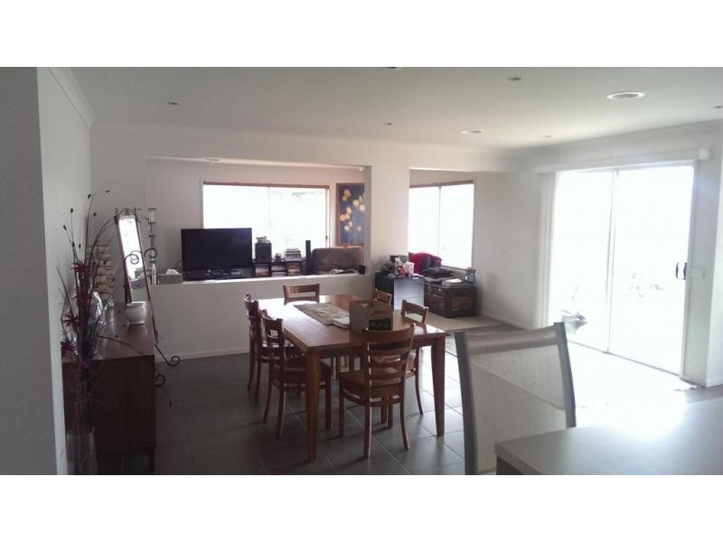 44 Thunderbolt Drive, Cranbourne East VIC 3977