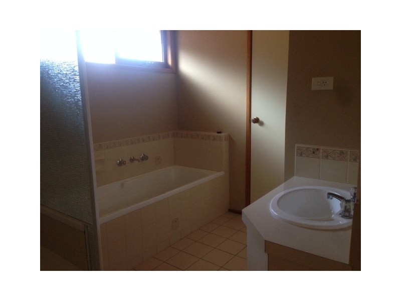 27 Lauren Drive, Hampton Park VIC 3976