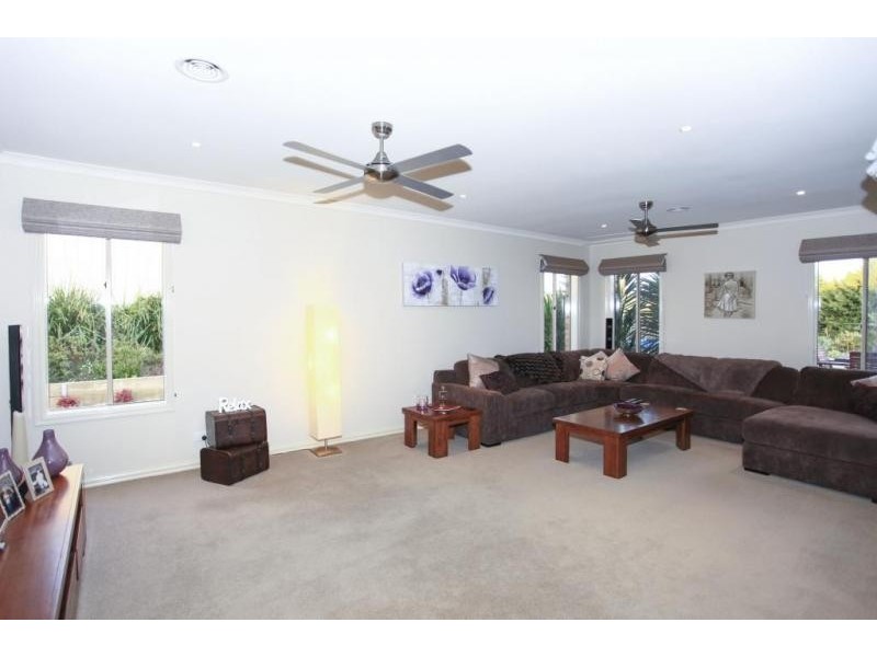 11-12 Hilton Court, Narre Warren North VIC 3804