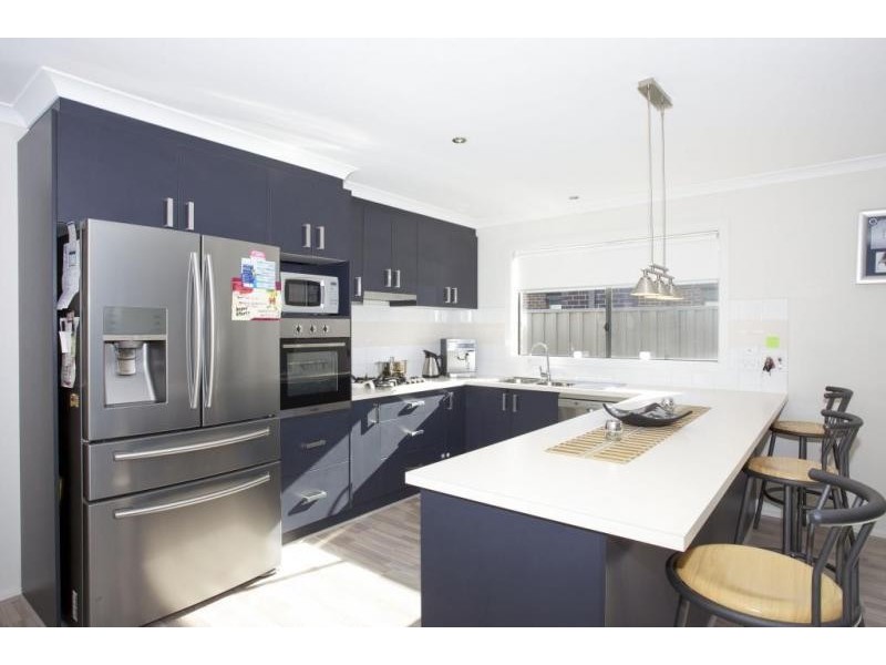 33 Statesman Circuit, Cranbourne East VIC 3977