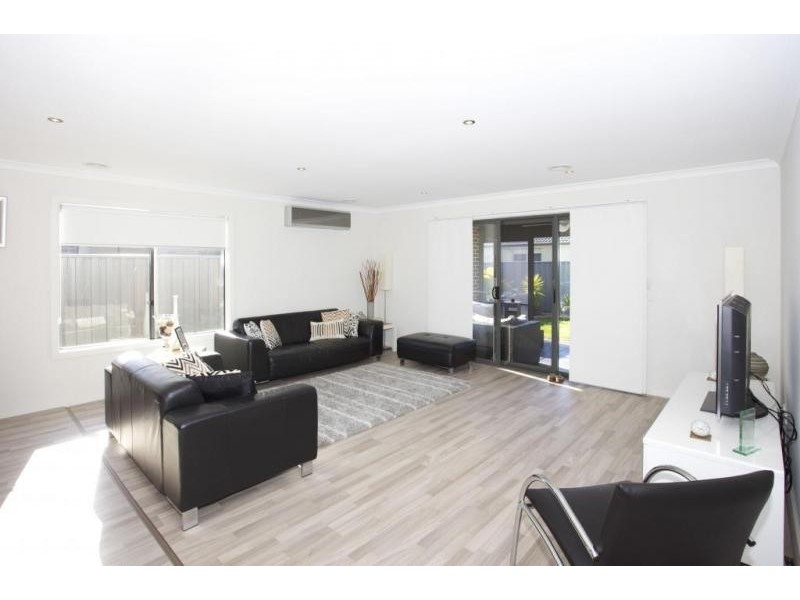 33 Statesman Circuit, Cranbourne East VIC 3977