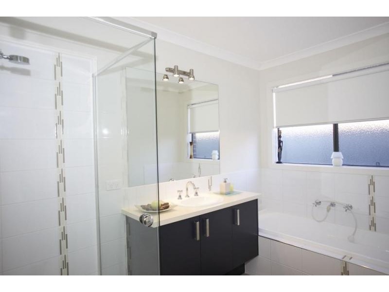 33 Statesman Circuit, Cranbourne East VIC 3977