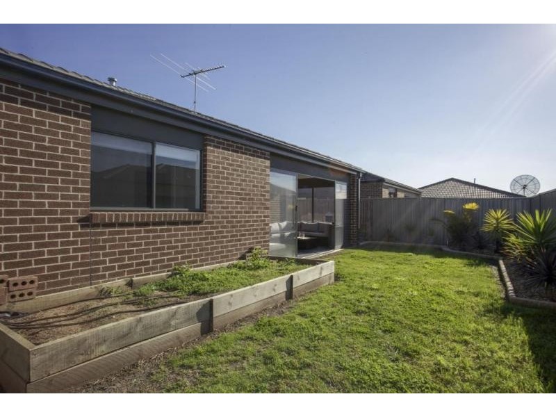 33 Statesman Circuit, Cranbourne East VIC 3977