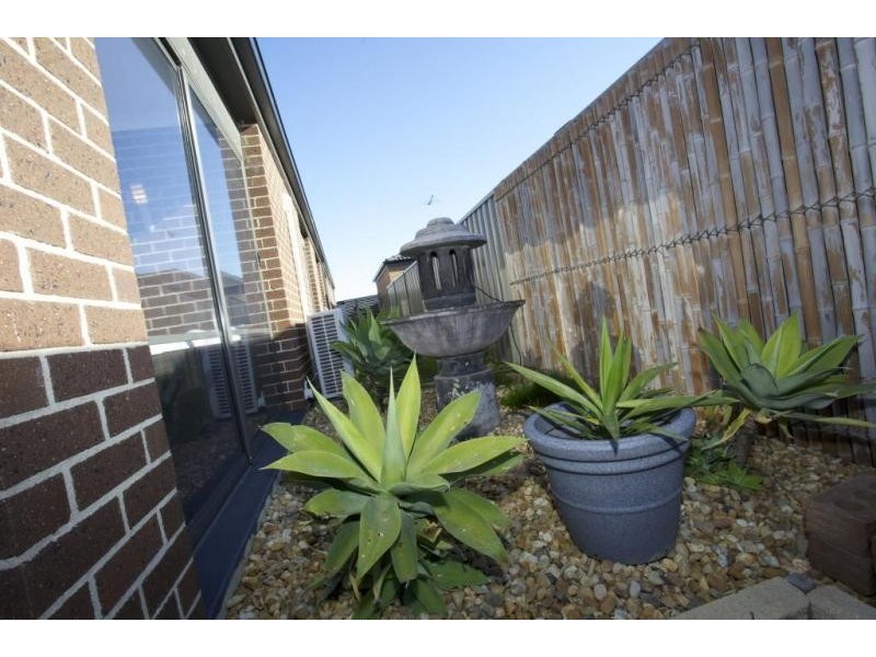 33 Statesman Circuit, Cranbourne East VIC 3977