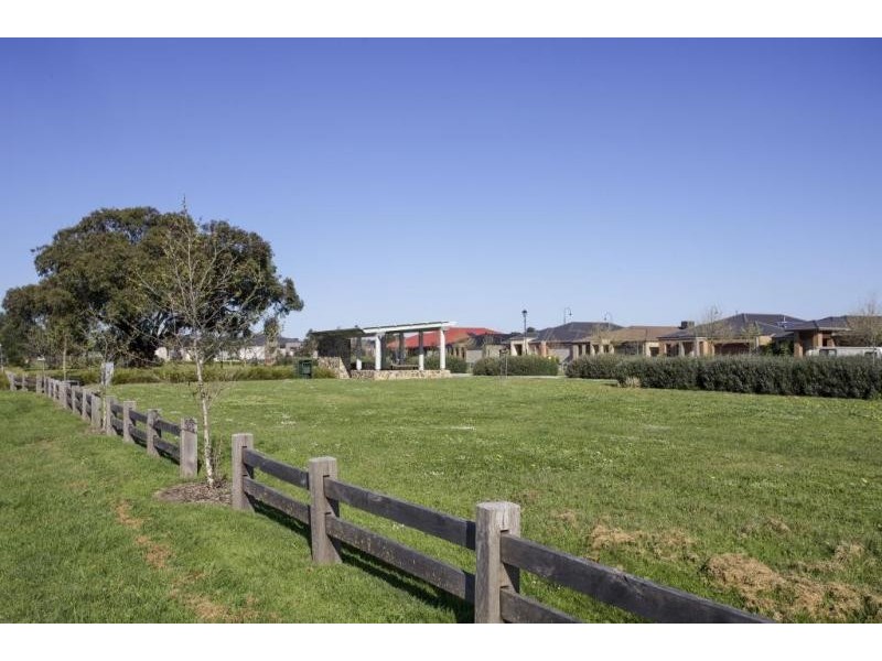 33 Statesman Circuit, Cranbourne East VIC 3977