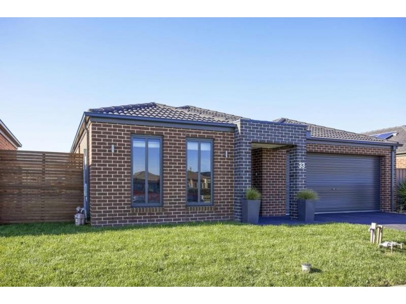 33 Statesman Circuit, Cranbourne East VIC 3977